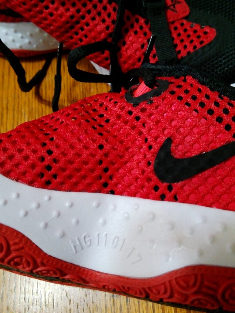RED BLACK NIKES BOYS SIZE 5 - Picture 5 of 6